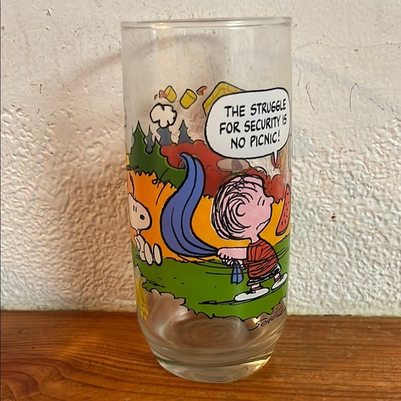 Peanuts Cartoon Glass with Colorful Design - Picture 5 of 8